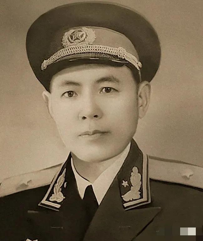 1949年4月，南京刚刚解放。一个穿着旗袍的女人出现在35军军部门口，挽着发髻，