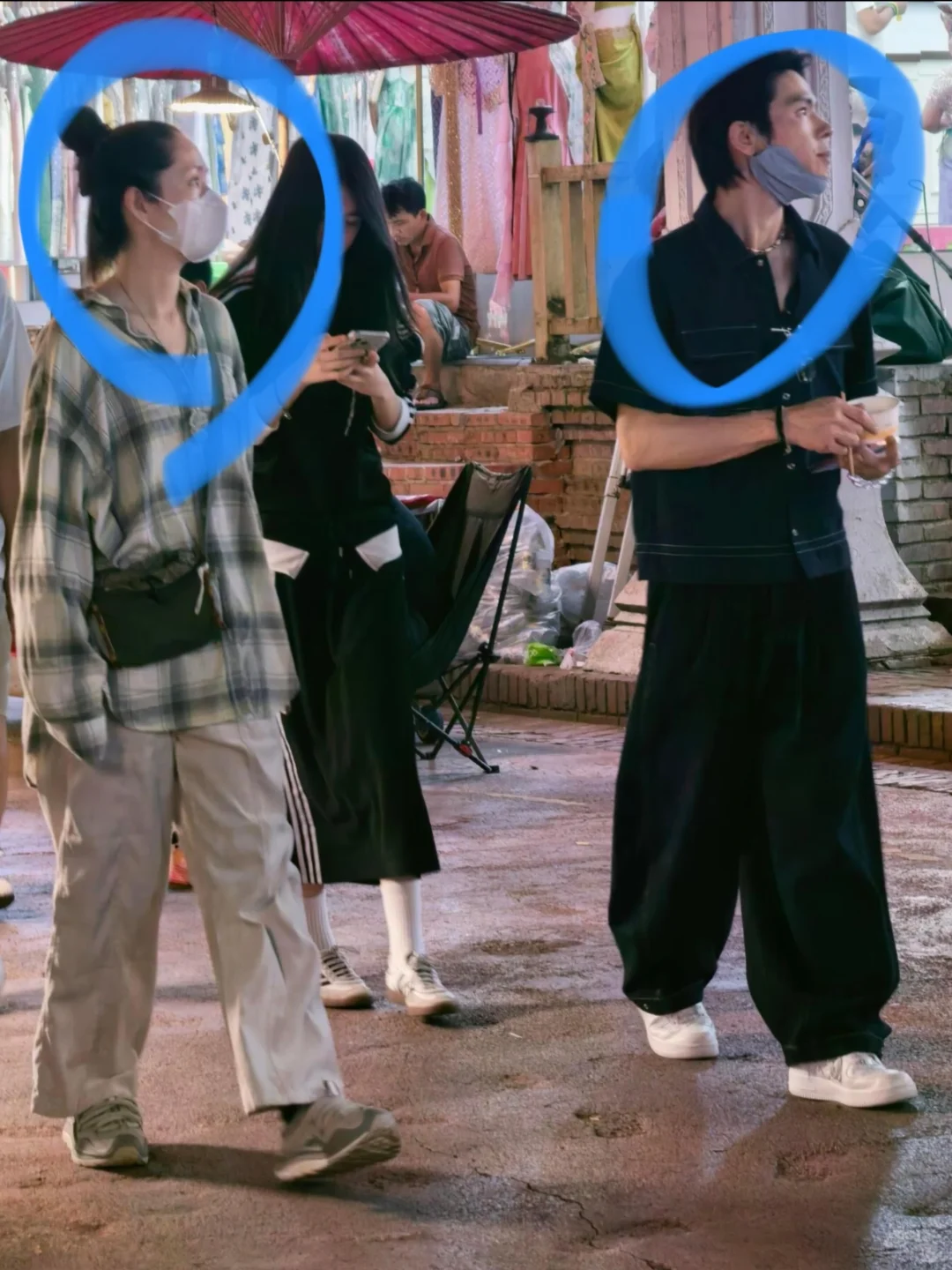 向佐和郭碧婷一家在云南游玩，很松弛