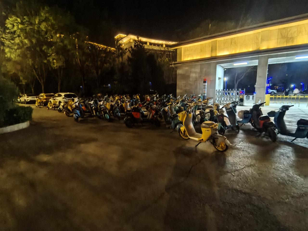 晋中市有无比多的共享电单车，最大的毛病就是乱停放。正好我路过晋中师范高等专科学