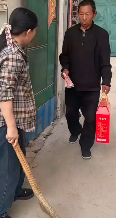 低头没有错，儿媳妇与公公吵架三年不说一句话，公公得知两个孙子上学交不起学费，公公