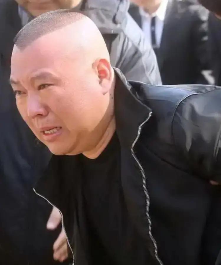 郑好直播里一句“我没义务替德云社吆喝”直接把我听精神了。凌晨一点半，他顶着黑眼