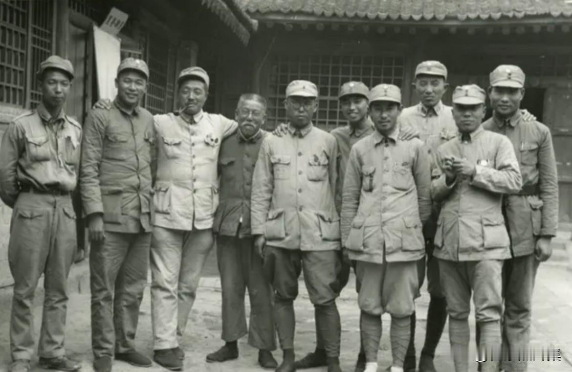 1938年，延安，八路军领导人的合影。左起：王震，徐海东，贺龙，谢觉哉，罗荣桓，