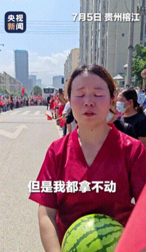 火到央视了！”贵州，女子为了送别子弟兵，一口气买了10个大西瓜，结果因为太沉拿不