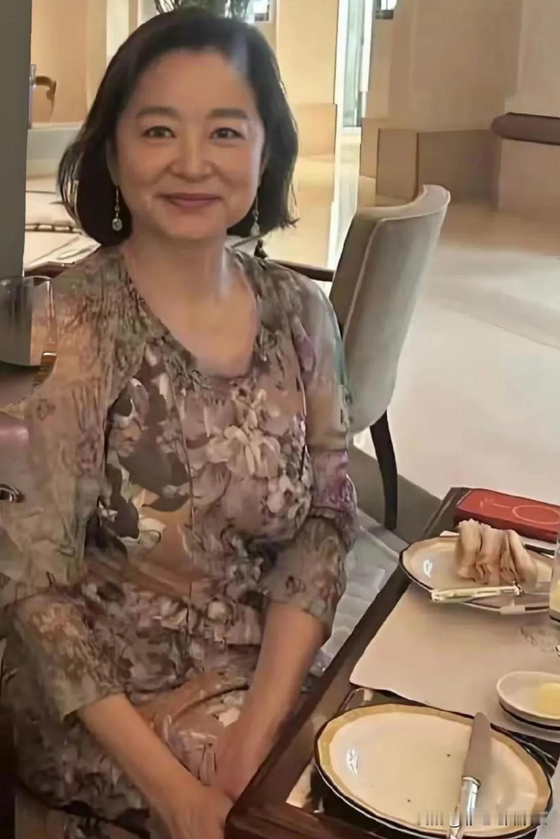 钱再多又怎样，71岁林青霞近照已经美人迟暮，让人感叹岁月无情。她头发是黑的，一