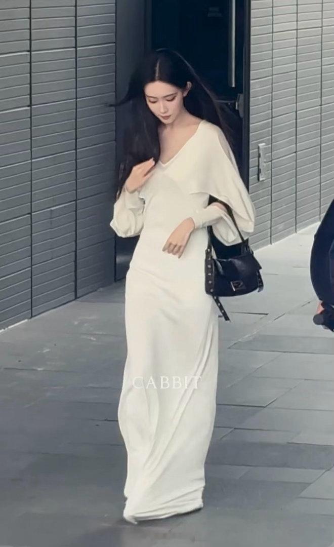 孟子义黑长直千金感孟姐真的越素越美，今天线下活动没什么多余修饰，但就是透着一股