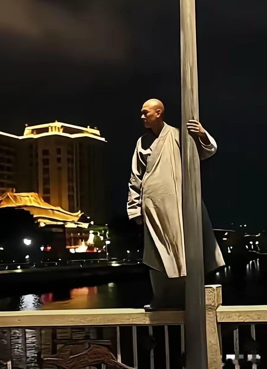 在广东一位出家的和尚竟然跳河自杀了，原来空门也在红尘中，袈裟也遮不住凡人的心呐。