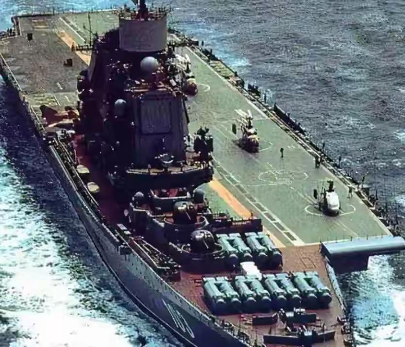 阿三：大毛大毛！听说你有艘航母，1美元就卖？真的假的？阿俄（叼着烟一脸无所谓）