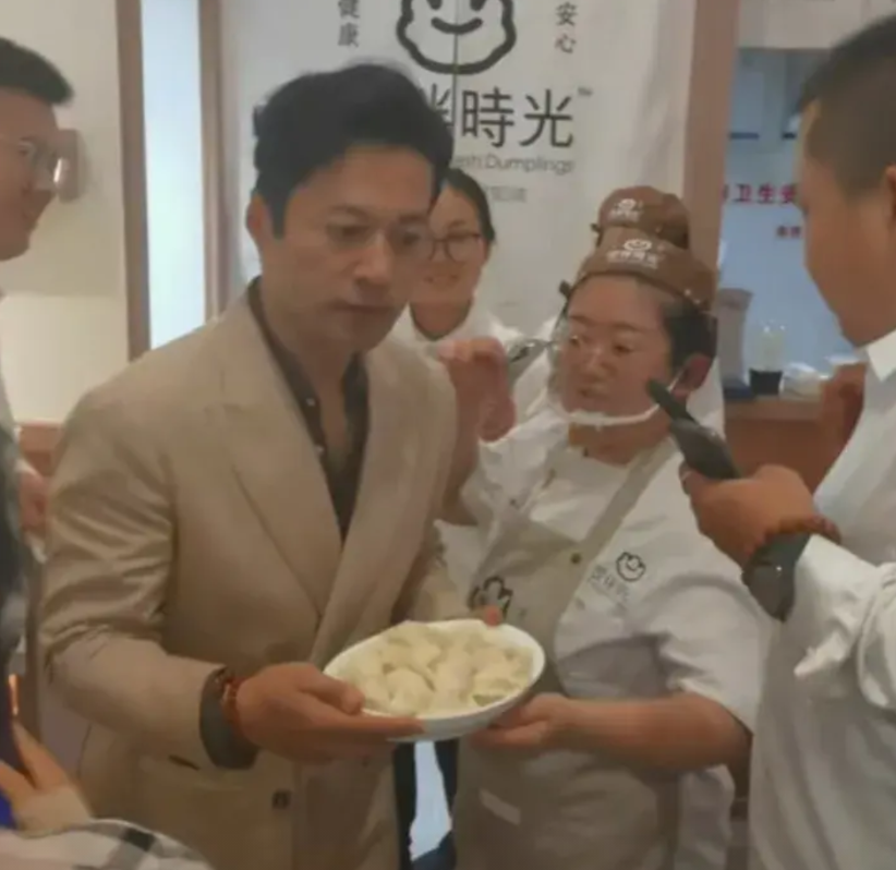 53岁的演员谭凯。出道几十年没有火，开了一家饺子店，火得一塌糊涂。为什么谭