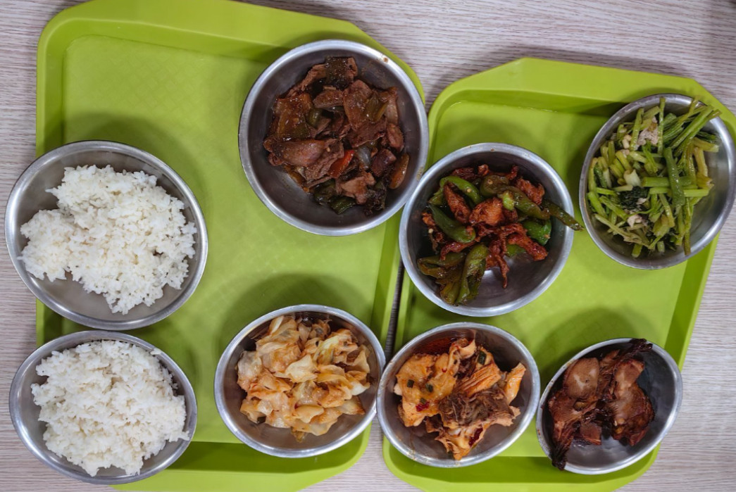 德国大学食堂4.5欧最佳午餐，就这点分量，你觉得值吗？各种酱、糊糊，还有土豆条，