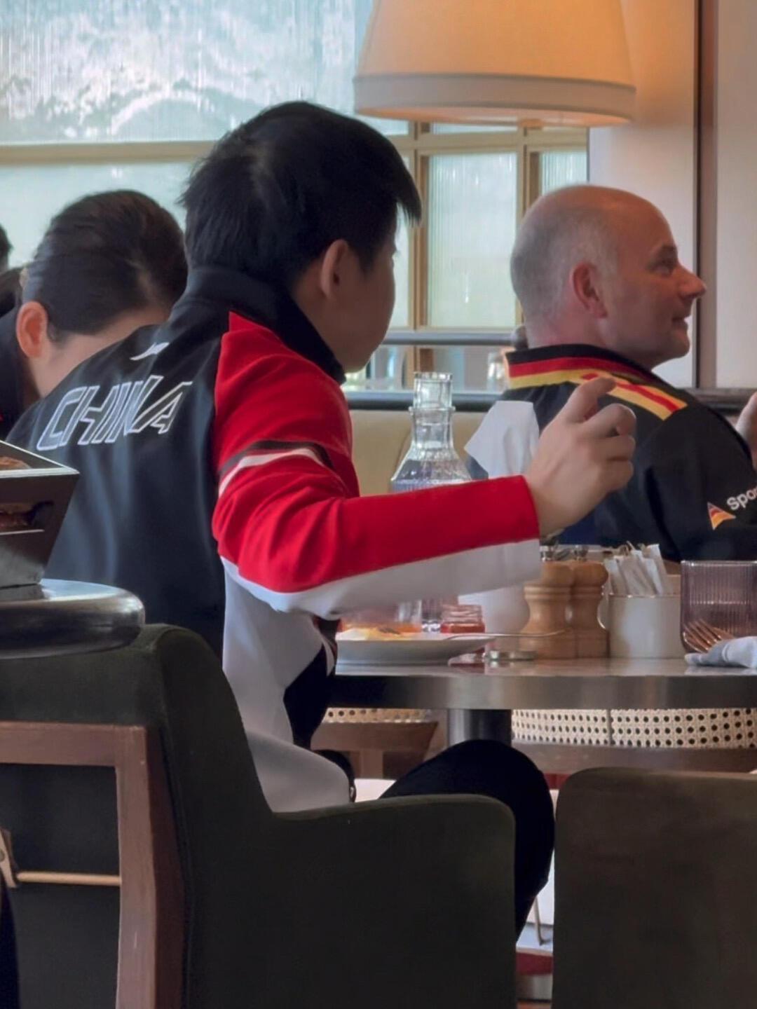 孙颖莎吃饭时间，手舞足蹈，和邱贻可分享趣事，真的是拿莎莎机灵鬼没办法！邱贻可就