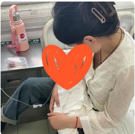今天早上，邻居的女人来敲我家门，她红着脸问我能不能借500块钱！说她孩子发烧