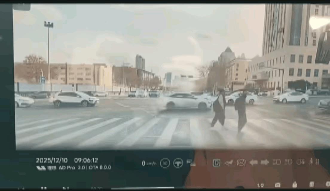 青岛街头惊魂一幕！临牌兰博基尼闯红灯撞飞哈弗SUV，零件炸裂如烟花，豪车秒变废铁