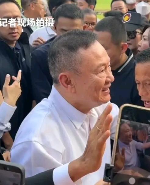 泰国前总理他信这精神面貌比年轻时还要好，看得出来，他在狱中生活过得是非常的不错。