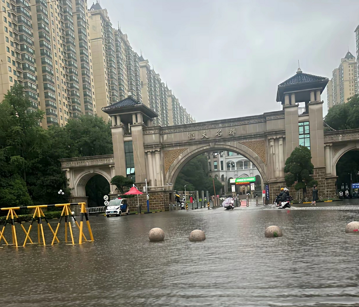 恒大楼盘大门前面一片汪洋