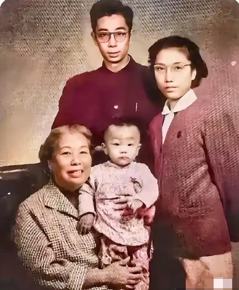 许广平怀抱孙子，与儿子儿媳的合影。儿子周海婴是鲁迅与许广平的独子。毕业于北京大