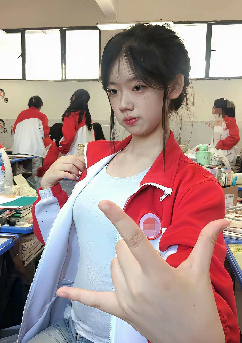 拿出你们同桌的照片比比看！