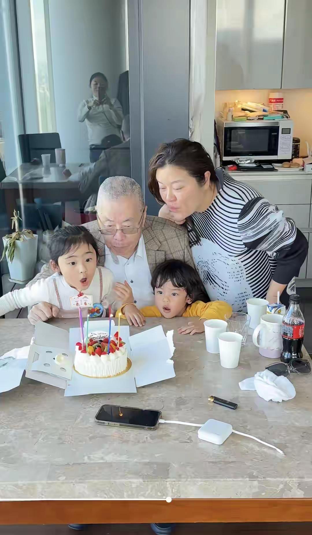 近日:钢琴大师刘诗昆在家庆祝87岁生日，一家四口同框画面温馨又幸福！刘诗昆生