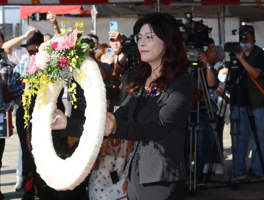 郑丽文参加马场町秋祭的活动，形式意义大于内容意义！郑丽文能来参加，就代表了一