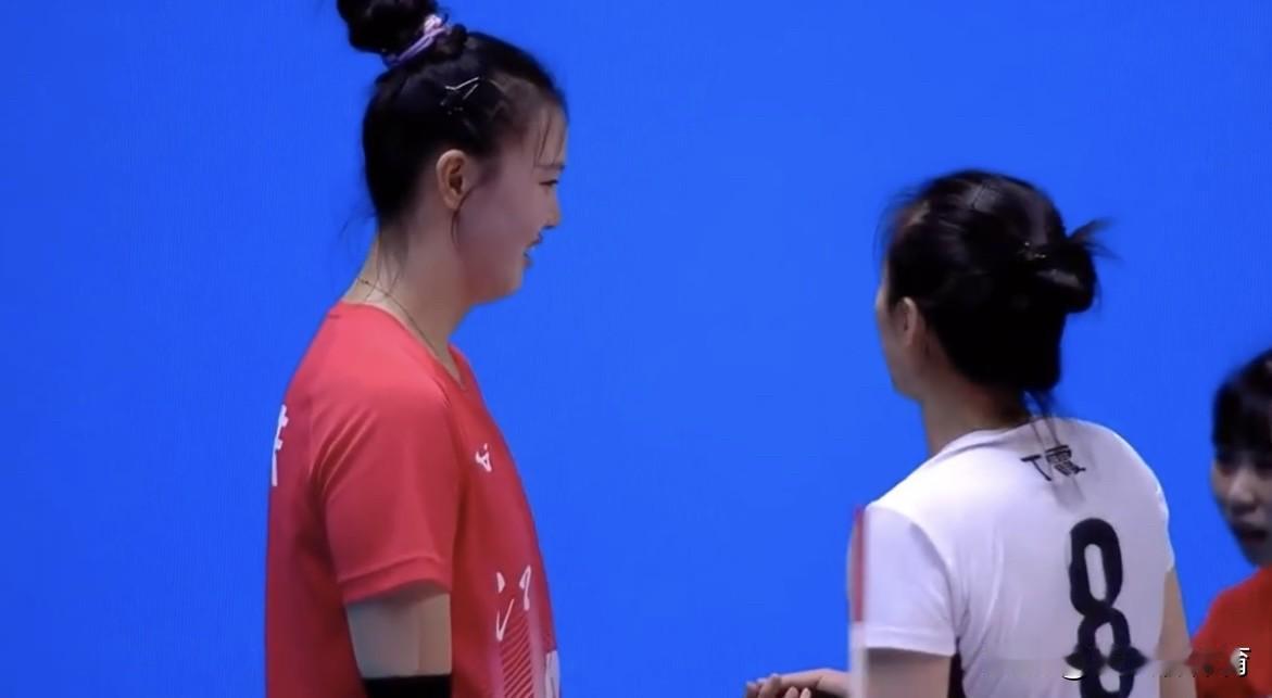这才是真正的姐妹花啊[哭哭]赛后温馨一幕！苏辽大战赛后，张常宁跑到辽宁女排这边来