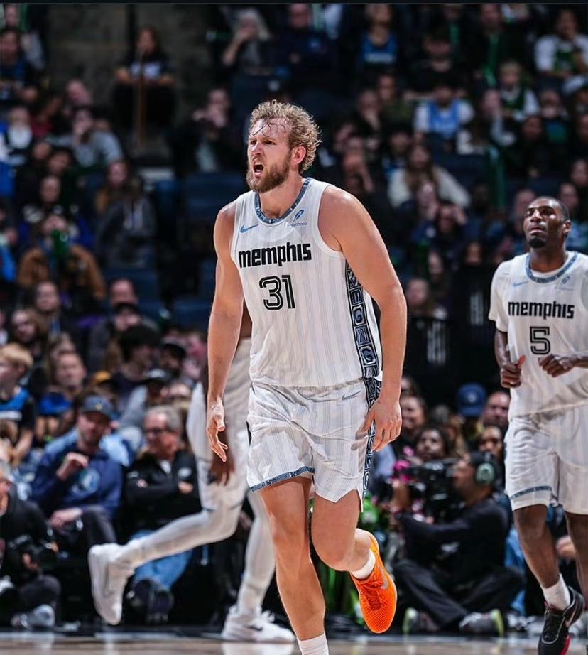 有一说一，今日申京和兰代尔根本不在一个级别！！兰代尔:今日比赛上场32分钟