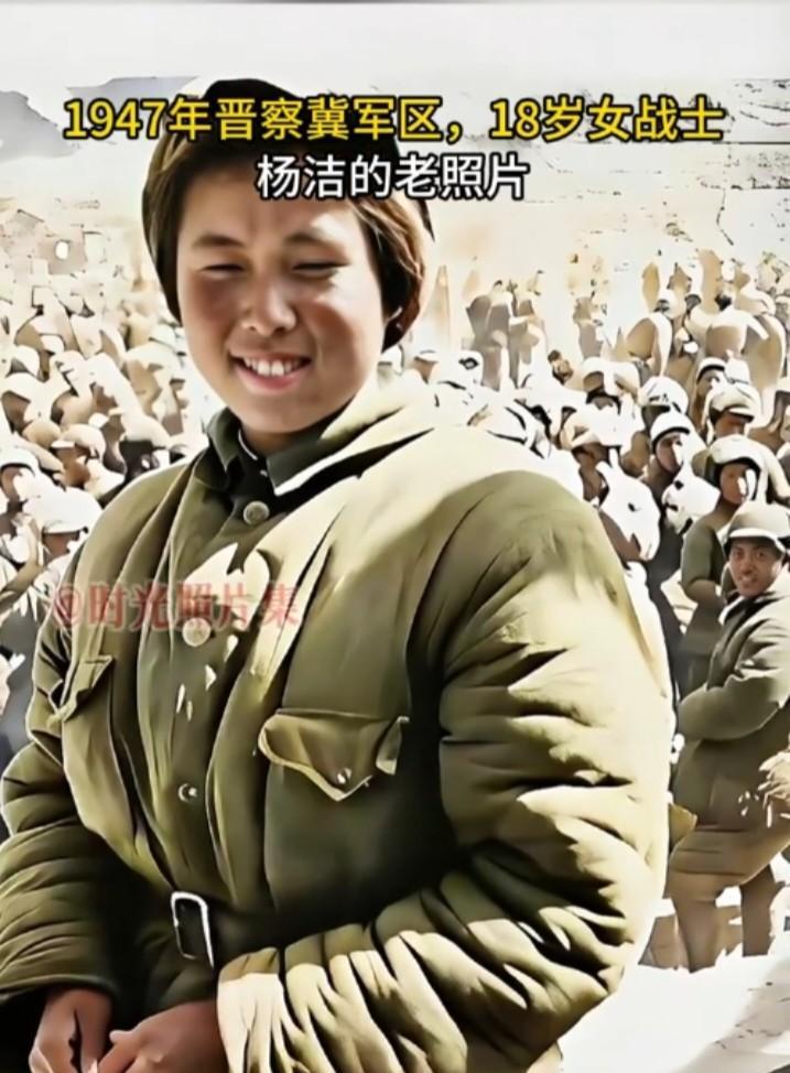 1947年，晋察冀解放区张家口的老照片。画面中，站着一位穿着棉军装的女战士，站在