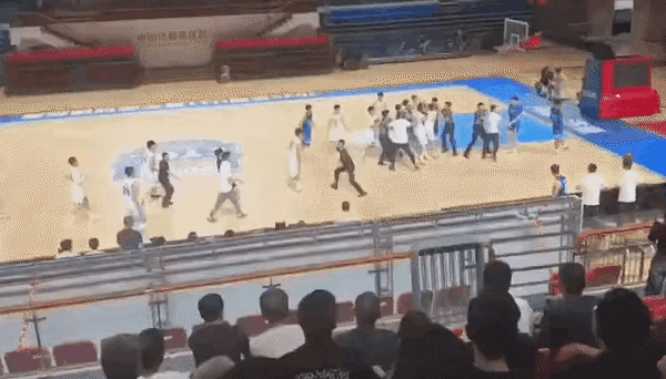 通报来了！[笑着哭]＃中国篮协通报辽宁山东U21群殴事件＃！看了一下通报，第一感