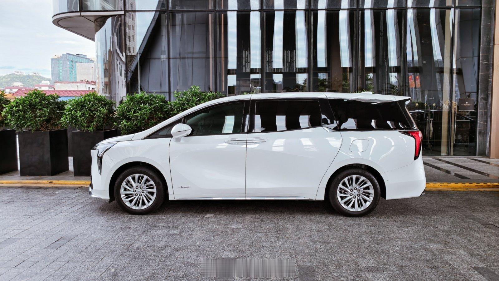 别克世纪这车的造型也不能说完全长在我的审美点上吧，但确实是别克MPV家族里最