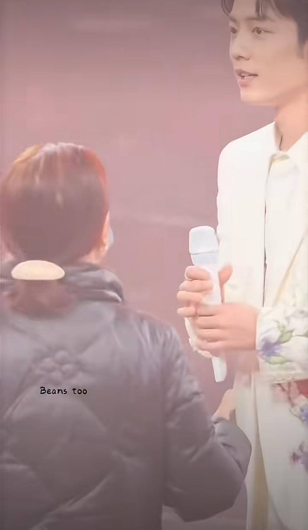 北京台春晚录制现场捕捉到一枚超乖肖战！全程俯身耐心听工作人员讲解，每一句都认真回