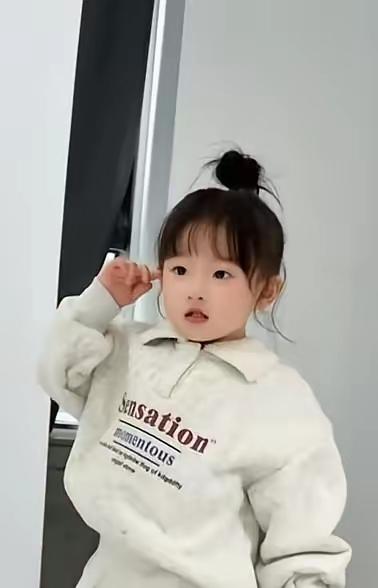 王思聪认不认闪闪都不重要了，这孩子自打出生就自带流量，直接成了黄一鸣手里最硬