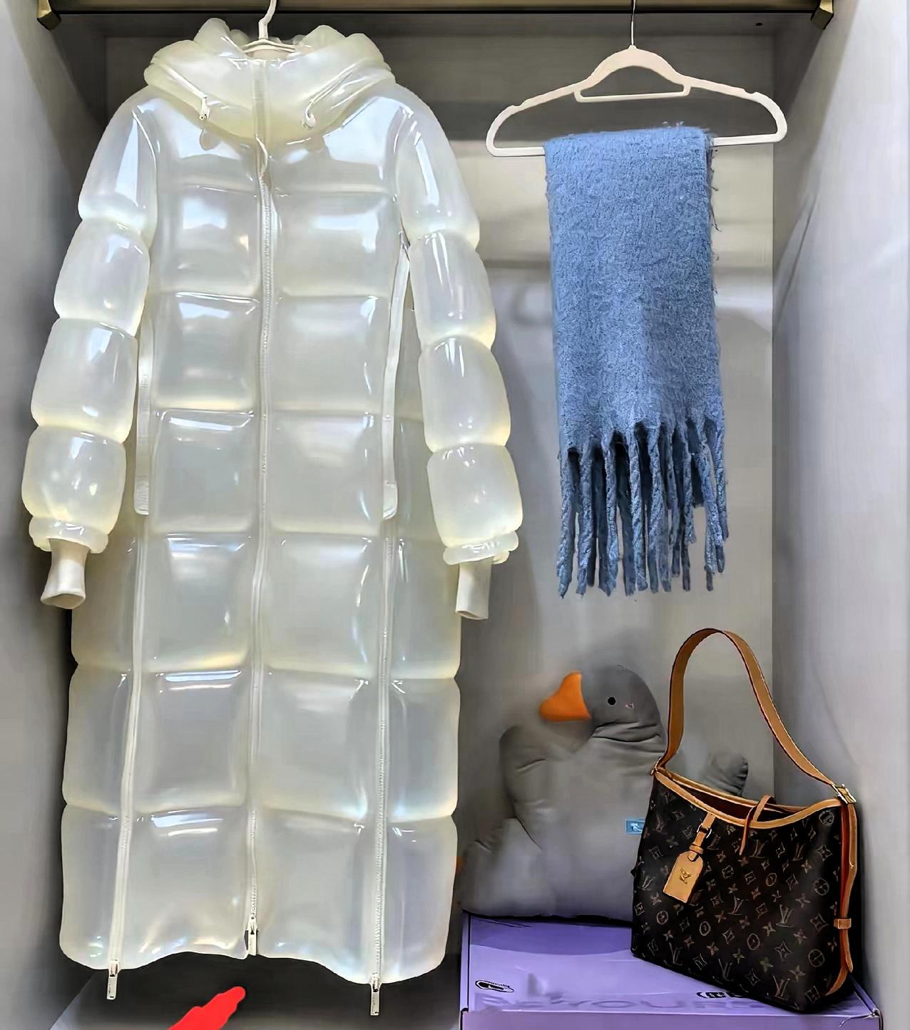 妹妹跟风买了件1200的果冻羽绒服，想赶时髦，结果穿出门没几次就躺衣柜休眠了。穿