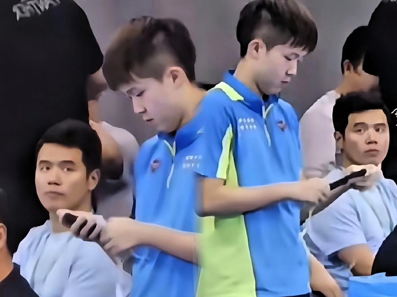 这么一看，大头进国家队那会儿还挺有故事感的！当时几个教练在场边看比赛，刘