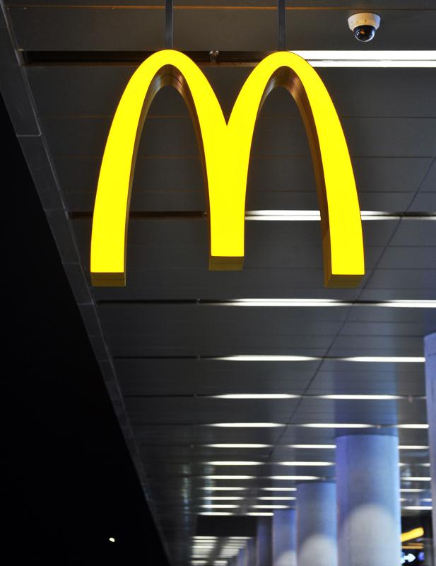 我挺看好麦当劳在中国市场的发展。1990年麦当劳进入中国内地，2017年步入