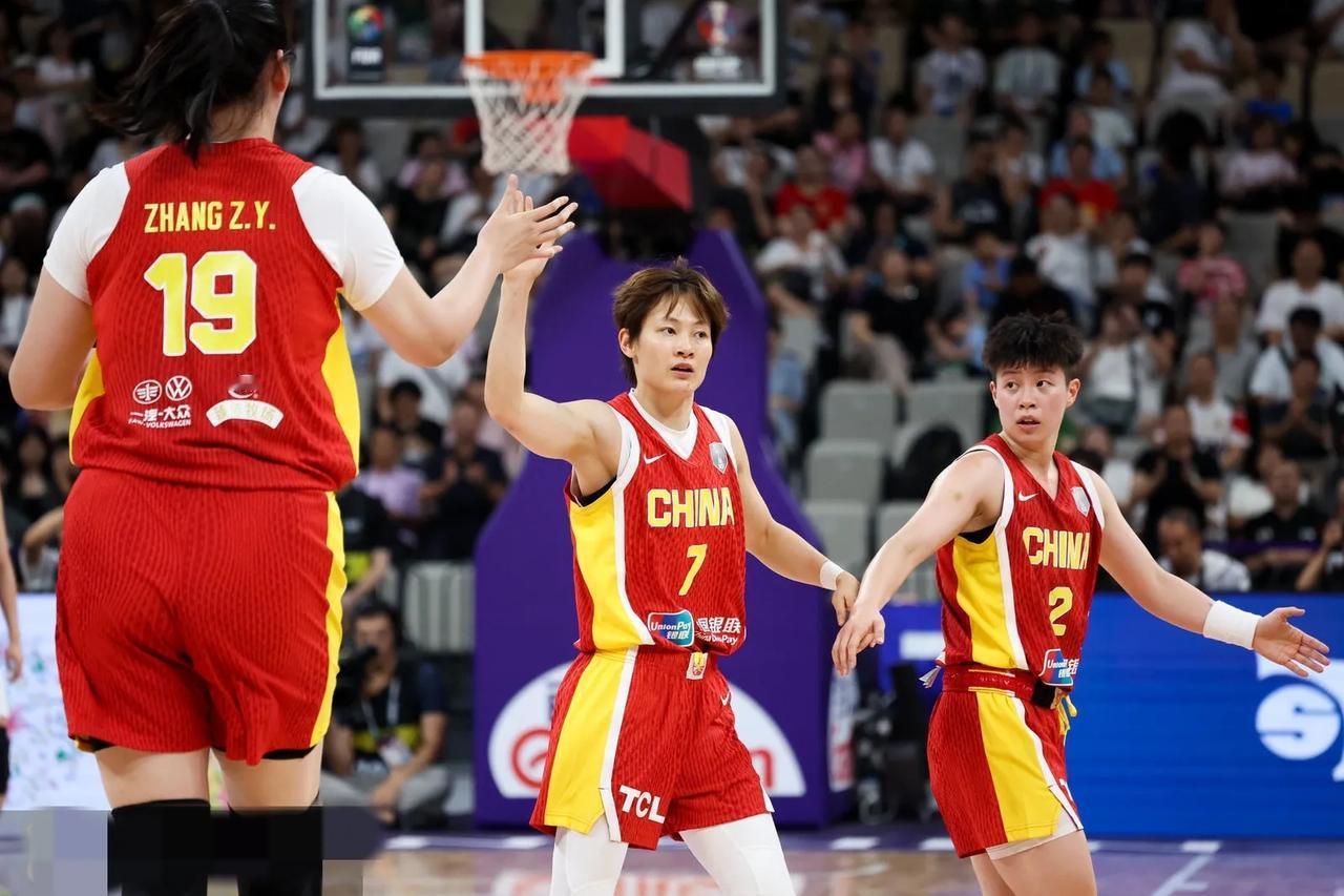 震惊！中国女篮顶薪400万韩旭领衔，18岁新秀张子宇年薪仅15万引热议！