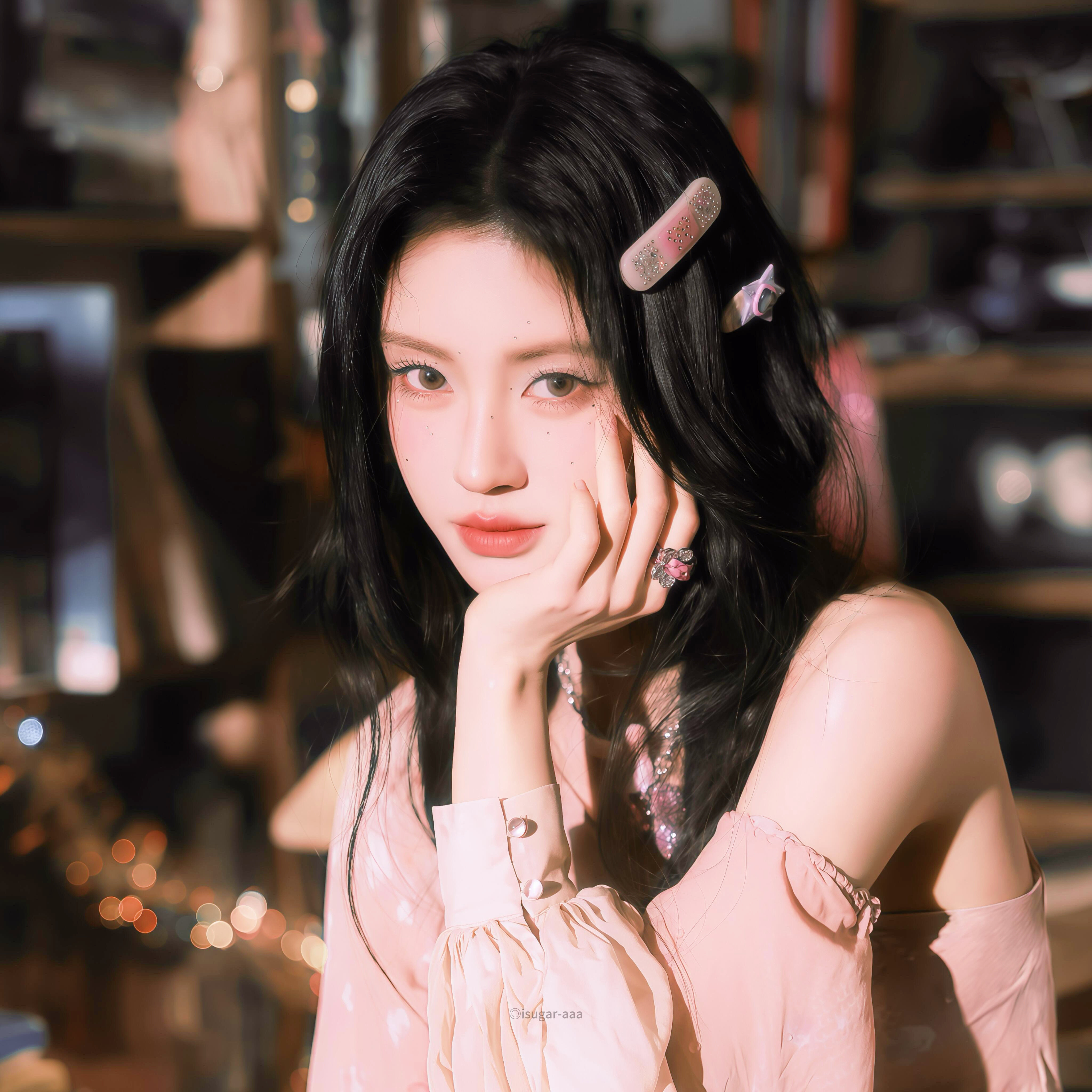 验证一个明星粉丝多不多活不活跃就去看她的实时广场例如鞠婧祎，每次发她都要往下找好