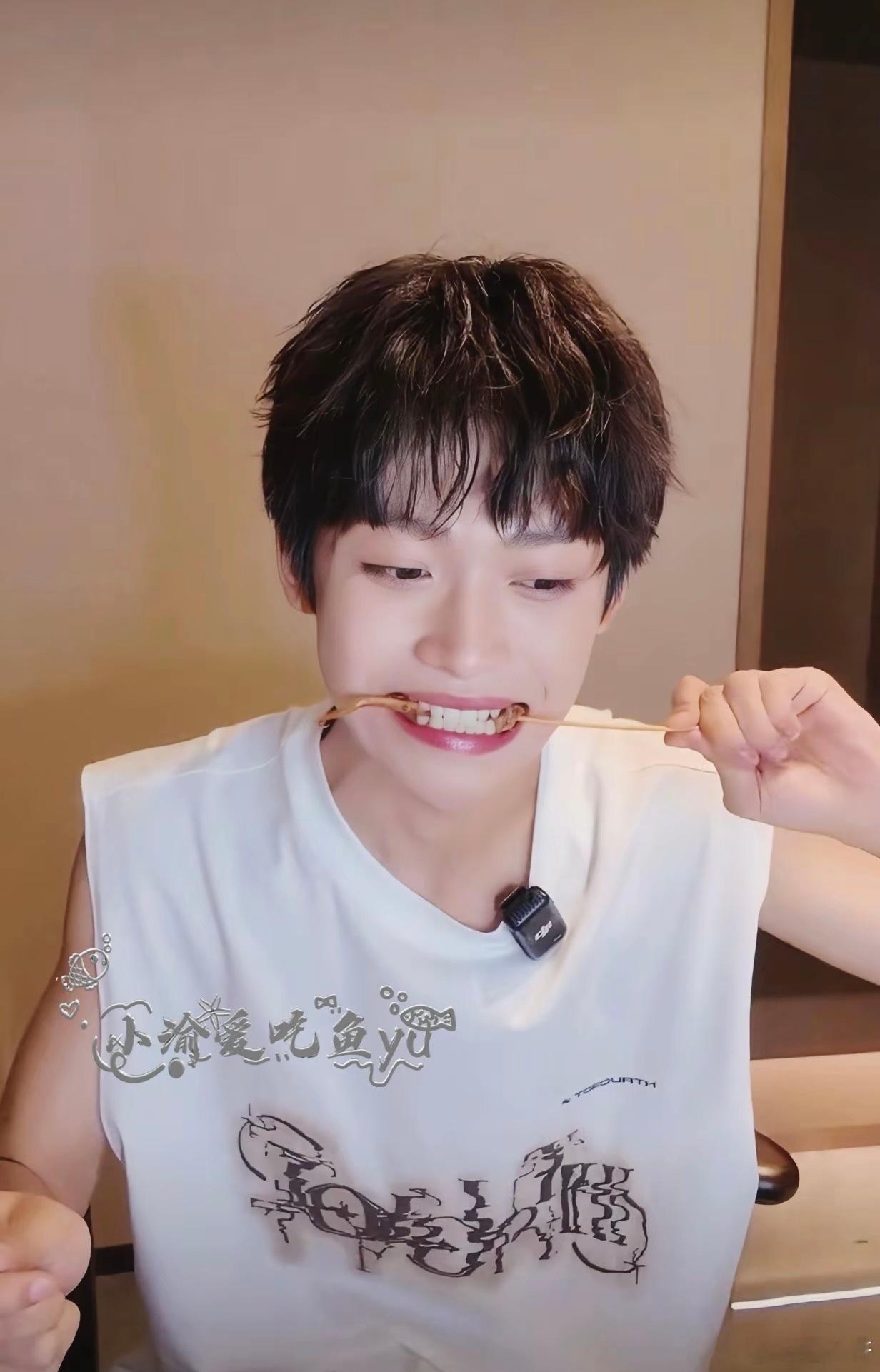 看梓渝手腕凸起的骨头，我感觉他是外胚型，根本吃不胖的那种身体素质。。梓渝的吃商恐