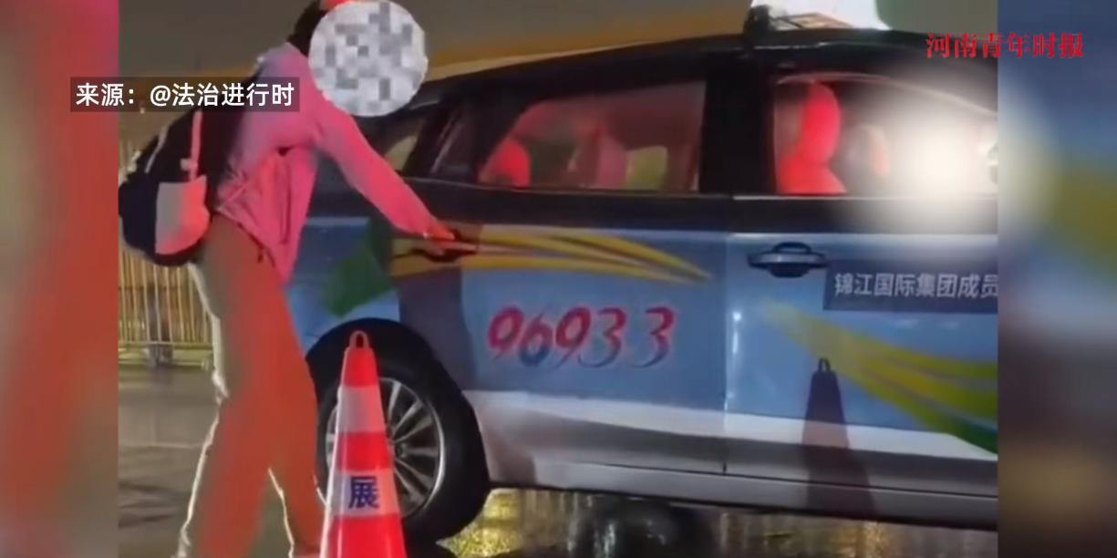 “太尴尬了！”近日，上海，一女子在大雨中回不了家，结果路上强行拦住了一辆出租车，