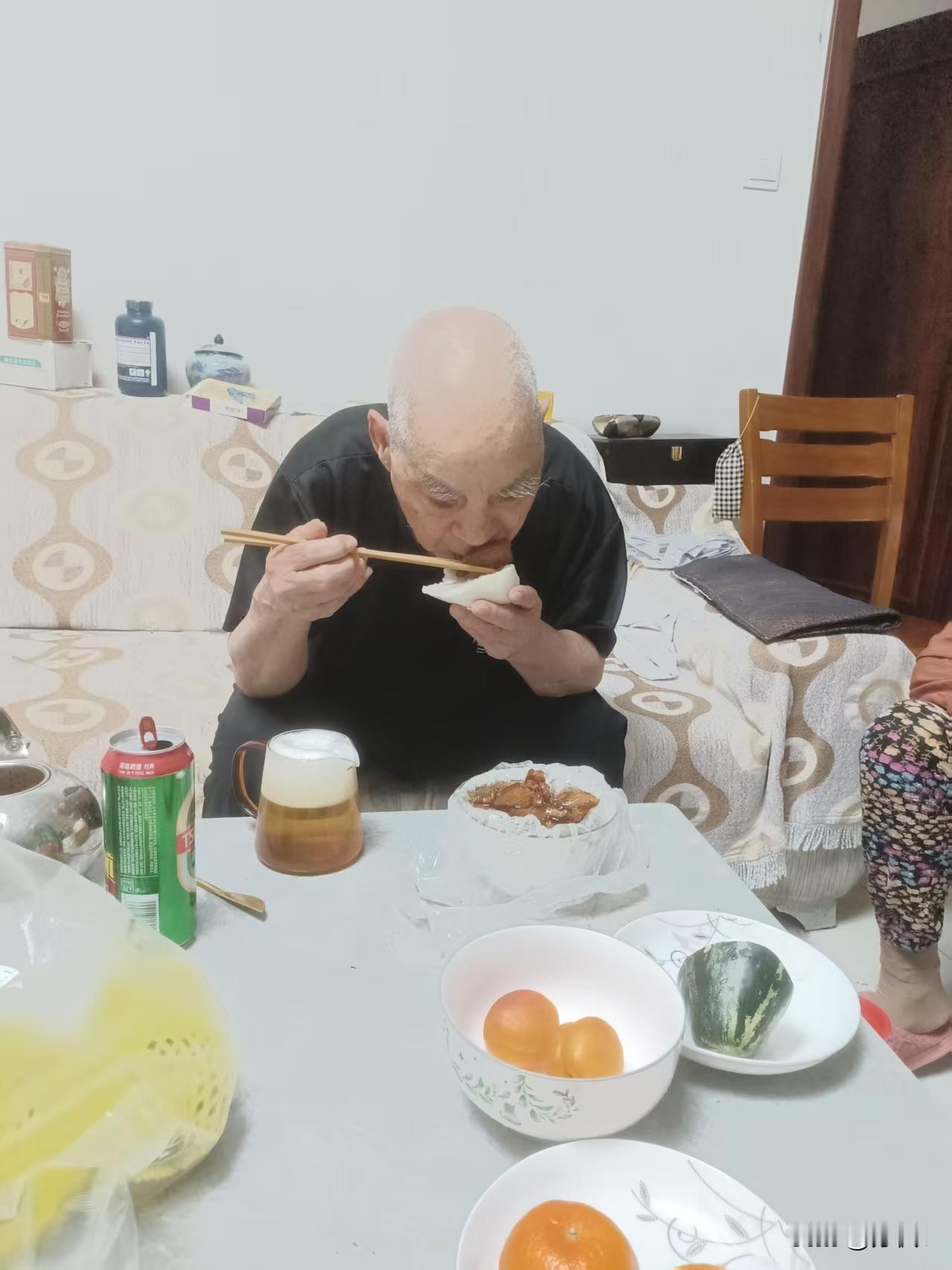 我家92岁宝藏级老爷子的晚餐：一听750毫升的啤酒，一碗红烧肉，四个新疆杏，一个