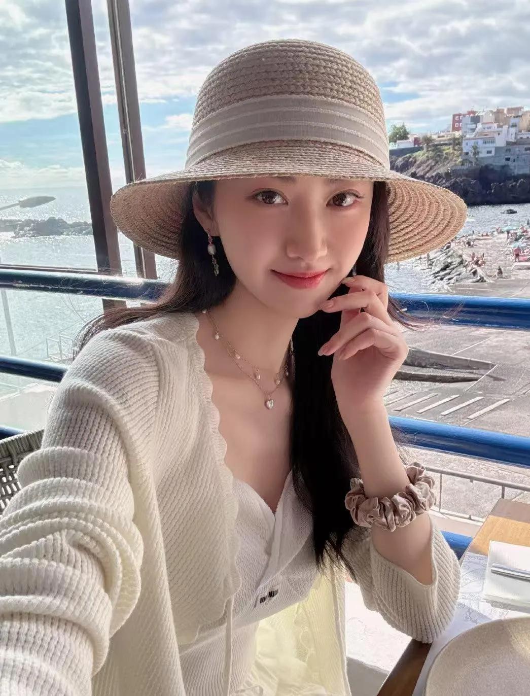 景甜的海边穿搭，简约又高级！一袭白裙配米色针织开衫，再加上一顶草帽，清新又