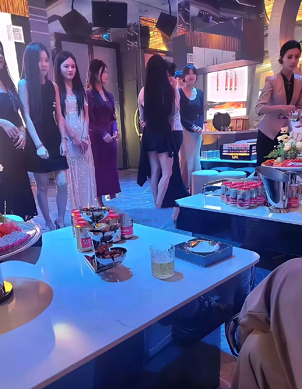 中年男人的悲哀：春去花还在，人来鸟不惊……