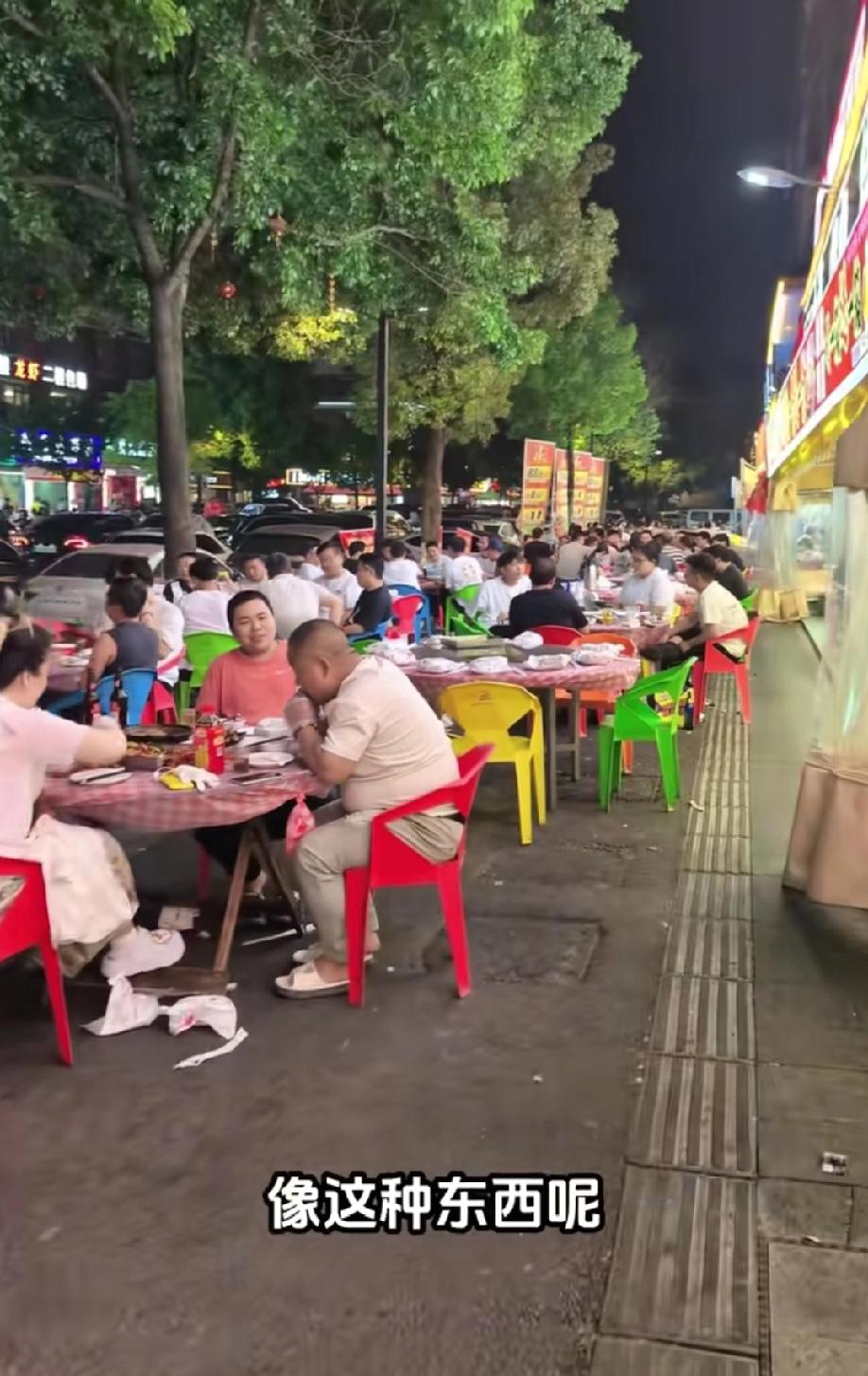 知名网红博主（上海）带女儿到浙江某地体验那种所谓的“烟火气”，可当她女儿在夜宵摊