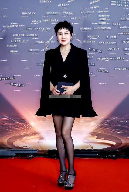 张凯丽自己穿高跟黑丝，让我们买足力健​​​