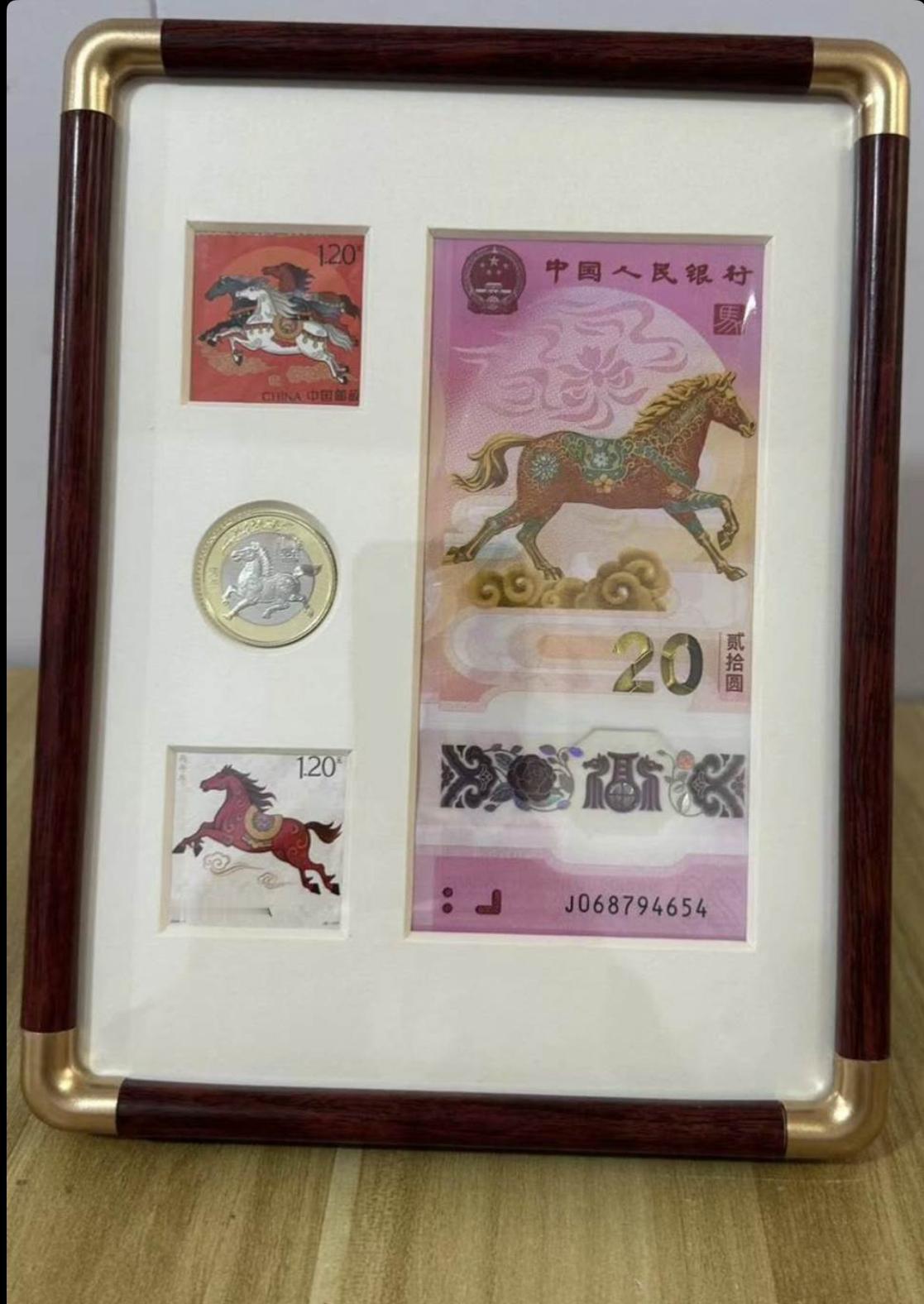 马到成功，我把今年的马年纪念邮票，纪念币一起放在盒子镜框里了。今年是我的本命年