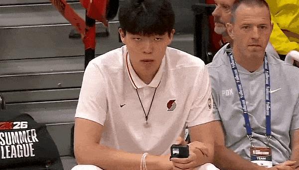 杨瀚森一身便装观战，拿着摄像机看比赛杨瀚森不打夏季联赛比赛了，在场边很轻松观战