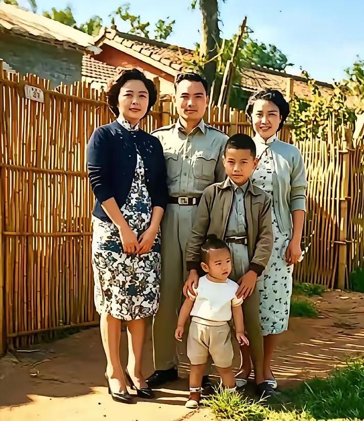 你能认出来或者是猜出来这张照片中个头最小的那个小女孩吗？照片拍摄于1