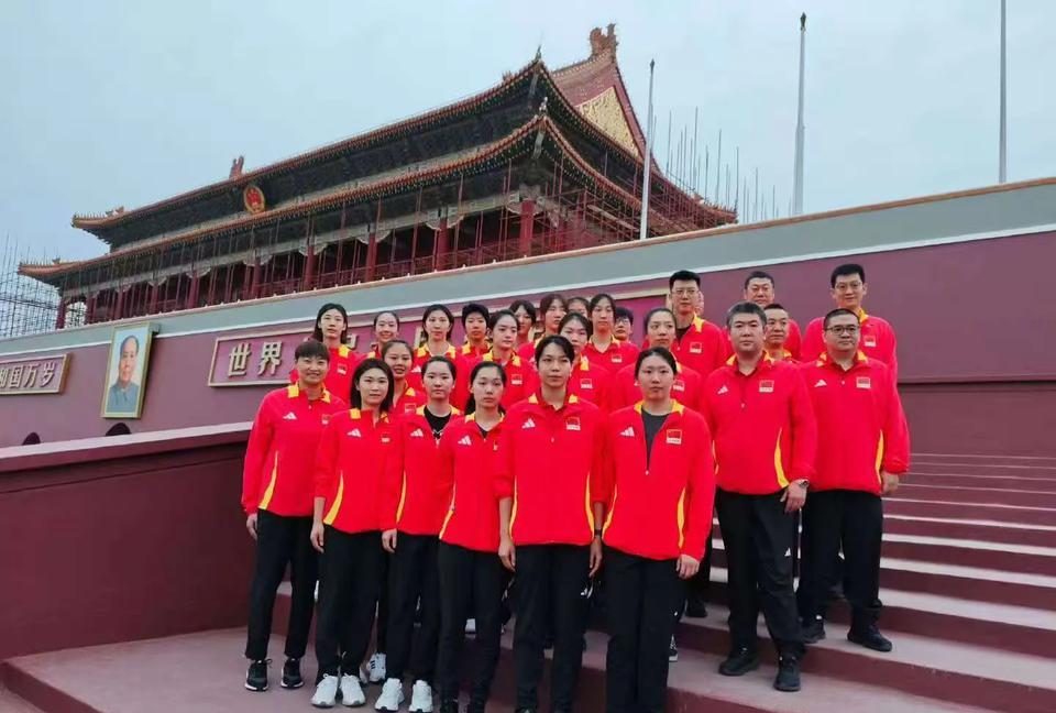 赖亚文的一个小细节。赖亚文是一位朴实无华、和蔼可亲的“知心大姐”，今天清晨观看升