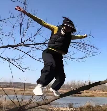 田静真是太有意思了，简直要飞上天了，这是看到熊磊出国游后的反应吗？别演了，开心是