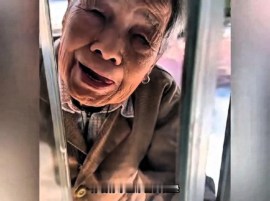 好心大姐看见九旬老太卖鞋垫艰难，一下子买光她所有的67双鞋垫，老人却按原价收了她