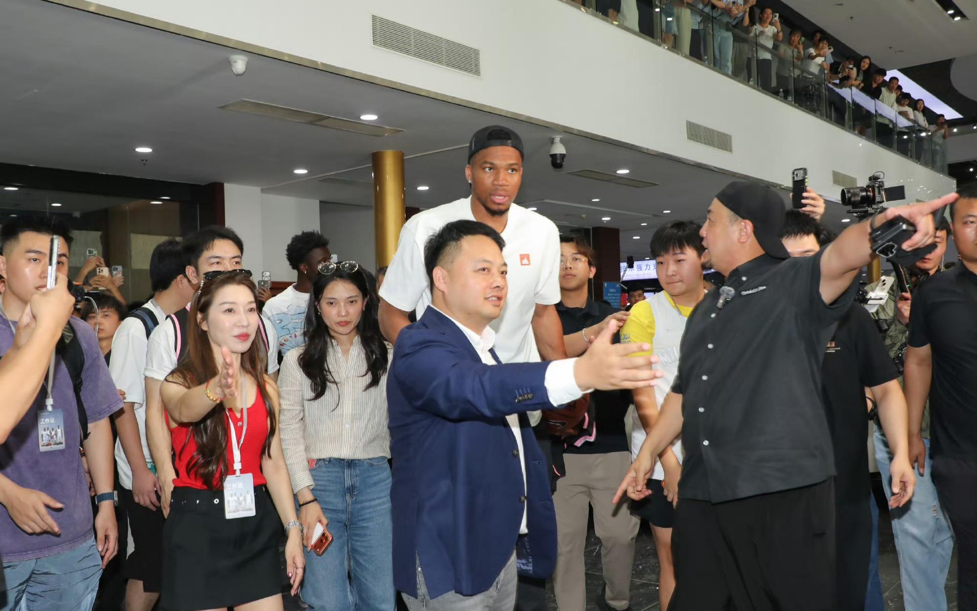 解锁国货体验新方式！NBA球星字母哥正式担任奇瑞体验官，亲临线下4S门店开启专业