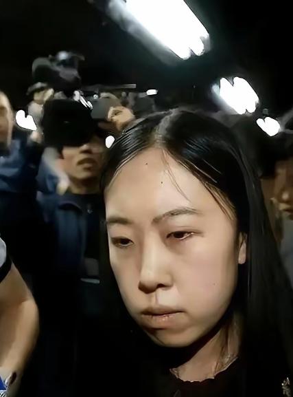 不到黄河心不死，不撞南墙不回头。兰州这家超市女导购正低头把手里的商品摆齐。谁会想