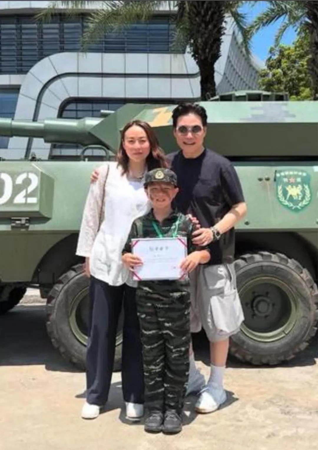 中国香港艺人苏永康送儿子到广州军训一周，儿子出营后一脸开心，肤色黑了一圈。#苏